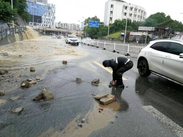 湖北一地暴雨袭城！女司机被困车内交警砸窗救人