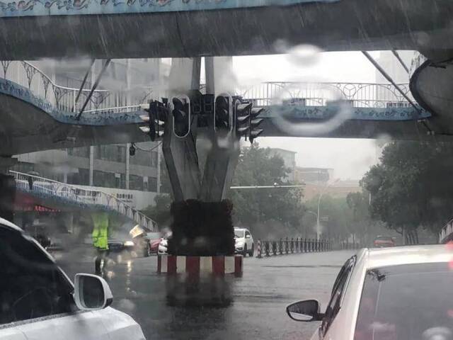 湖北一地暴雨袭城！女司机被困车内交警砸窗救人