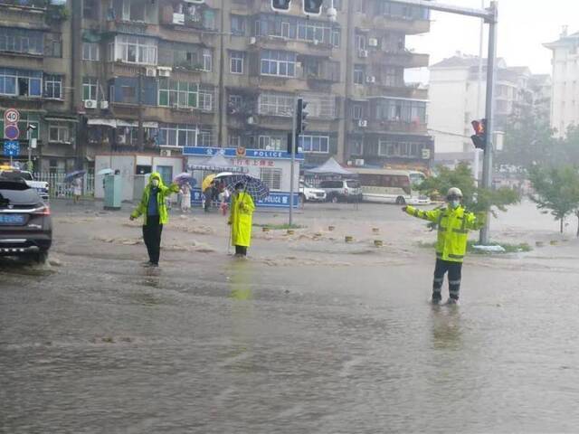 湖北一地暴雨袭城！女司机被困车内交警砸窗救人