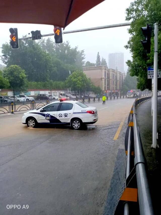 湖北一地暴雨袭城！女司机被困车内交警砸窗救人