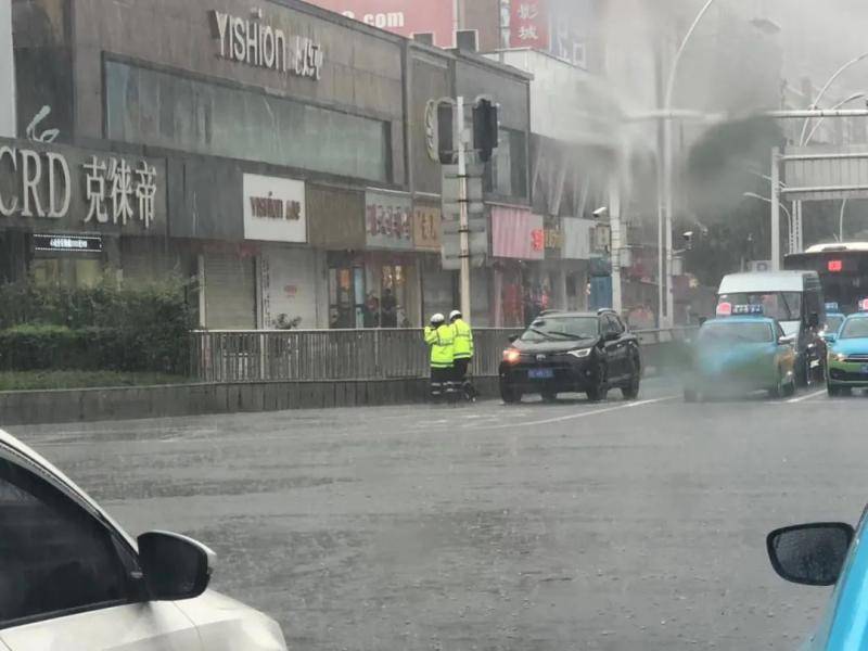 湖北一地暴雨袭城！女司机被困车内交警砸窗救人