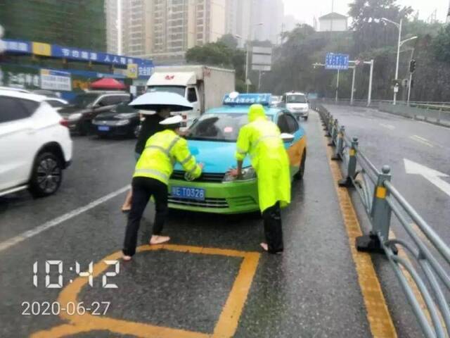 湖北一地暴雨袭城！女司机被困车内交警砸窗救人