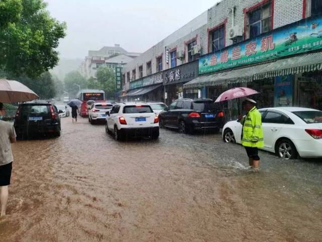 湖北一地暴雨袭城！女司机被困车内交警砸窗救人