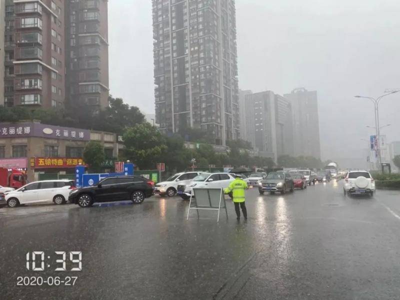 湖北一地暴雨袭城！女司机被困车内交警砸窗救人