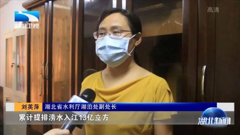 湖北一地暴雨袭城！女司机被困车内交警砸窗救人