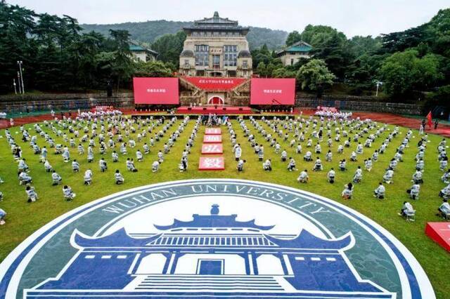6月20日，武汉大学2020年毕业典礼现场。为避免聚集，本次毕业典礼只有660名毕业生代表参加，未能到场的毕业生可在未来三年内申请到校参加一次毕业典礼。图/IC