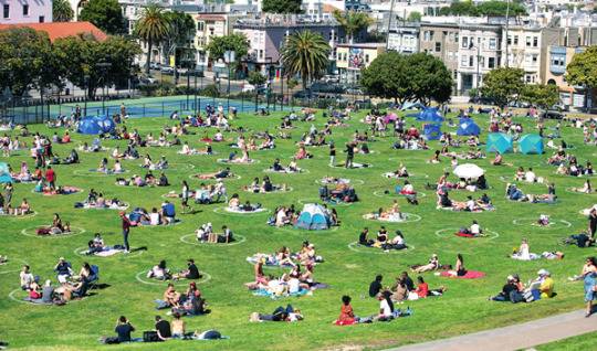 ▲ 5月24日，美国旧金山一处公园的户外草坪上画了很多圆圈，人们在圈中休闲，以保持安全社交距离李建国摄/《瞭望》新闻周刊