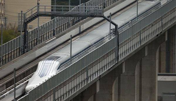 日本东海旅客铁道株式会社的磁悬浮列车在富士山附近的测试线上试运行。
