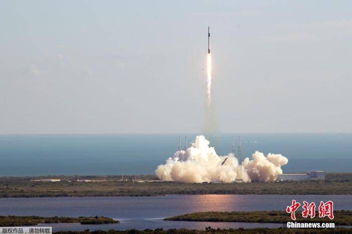 资料图：当地时间2019年12月5日，美国佛州卡纳维拉尔角空军基地，SpaceX猎鹰9号火箭搭载龙飞船发射升空，该飞船携带了近6000磅（约2722公斤）的补给物资和研究材料。