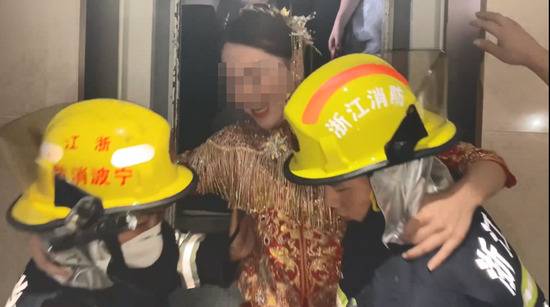 浙江宁波一对新人结婚当天遭遇电梯惊魂，14人被困！