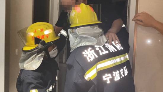 浙江宁波一对新人结婚当天遭遇电梯惊魂，14人被困！