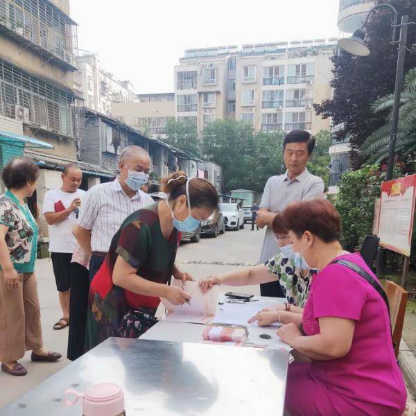 襄阳市樊城区领秀花园小区业委会在端午节当天给全体业主发了近10万元钱，每户300-800元不等。受访者供图