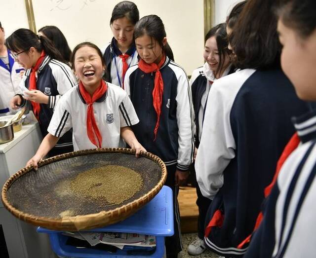 从老字号“雷允上”转型，她在申城开出草本香手工课