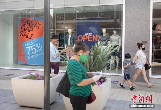 当地时间6月26日，美国北加州圣克拉拉县市民在斯坦福购物中心购物，包括旧金山在内的加州多个县决定放缓重启经济的步伐。中新社记者刘关关摄