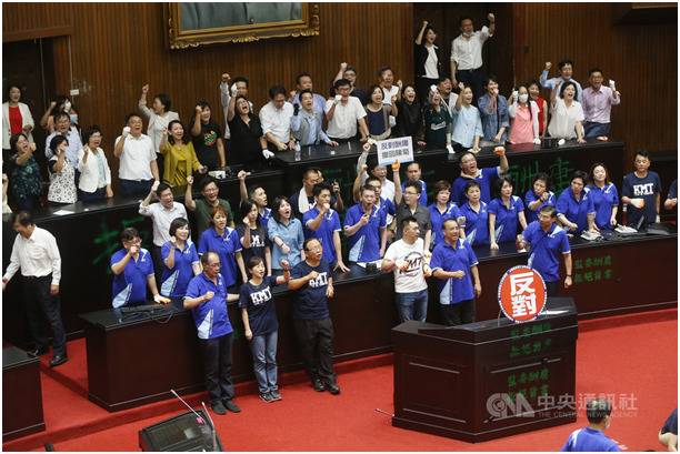 国民党“立委”一度占领主席台（图源：台湾“中央社”）