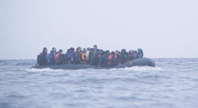 土耳其一难民船只倾覆 35人获救 4人失踪