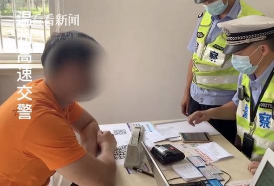 男子无证驾驶上高速女友怒了：这个人我不要了