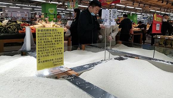 2020年4月5日，四川成都沃尔玛SM店，大米货架上，超市打出了“粮食库存充足，能够满足正常需求，不必抢购”的提示牌。图片来源：人民视觉