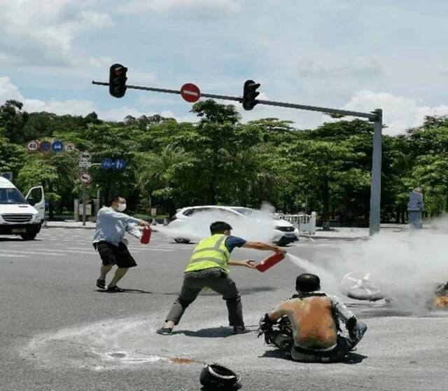 瞬间变“火人”！东莞一摩托车司机闯红灯撞上公交后着火！幸好...