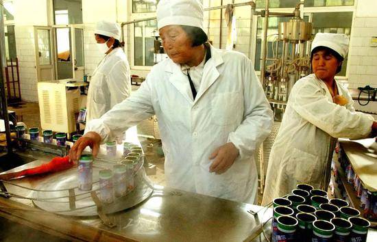  2002年，申纪兰在西沟村的农产品深加工企业现场办公