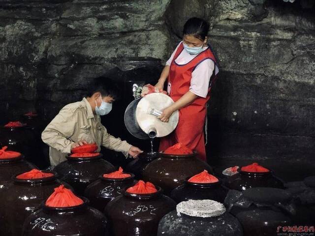 美酒飘香幸福来 勤劳致富奔小康