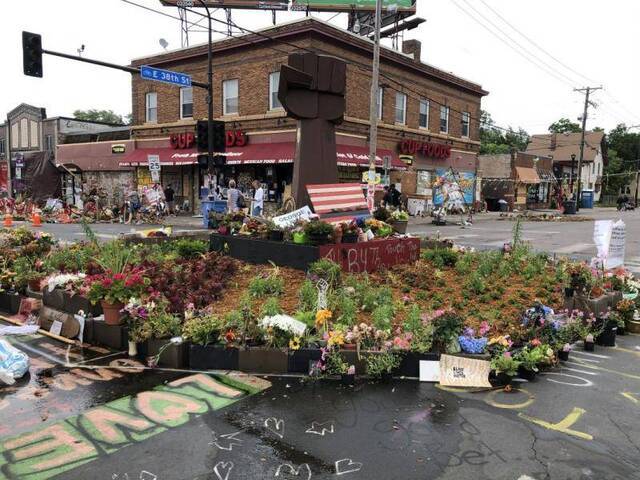 △黑人弗洛伊德遭“锁颈”致死的路口，已经成为封闭的纪念公园