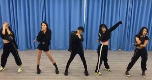 冯若航分享《青你2》小组练舞视频