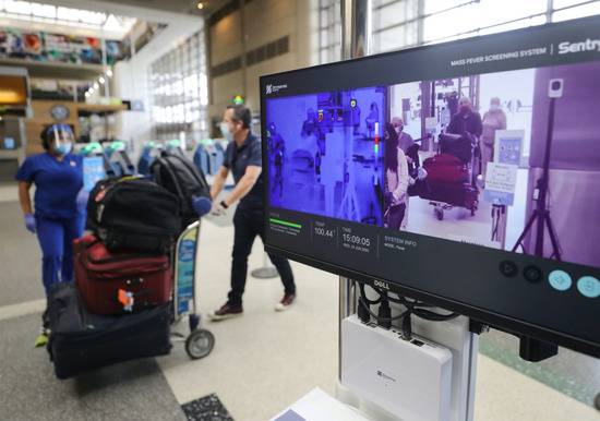 美国洛杉矶国际机场，旅客们通过热成像摄像机测试系统。图源：美国全国广播公司（NBC）