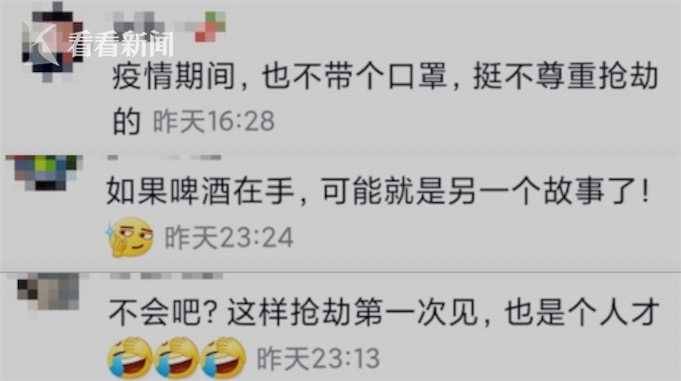 男子进超市佯装买东西突然一把抱起收银机就跑