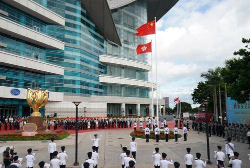 7月1日，湾仔金紫荆广场举行升旗仪式（新华社）