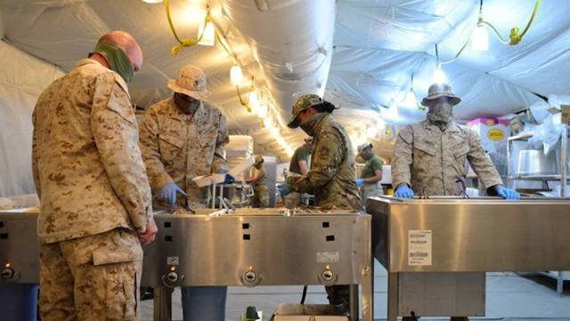 △驻科威特贾贝尔空军基地的美军官兵在食堂就餐必须佩戴口罩（图片来源：《空军时报》）