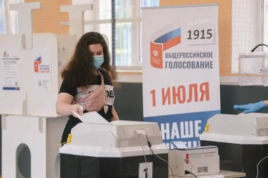  7月1日，俄选民在莫斯科一处投票站投票