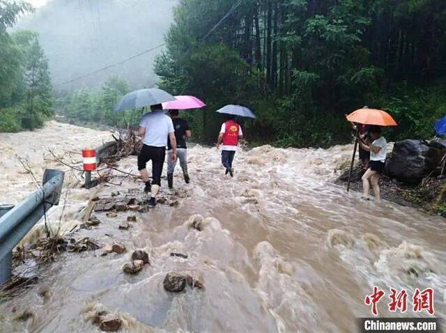 30日，婺城区乡镇山间道路被水淹没乡镇提供摄