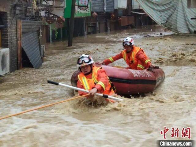 图为6月22日，桐梓县遭受严重暴雨洪涝灾害，消防员洪水中展开营救。遵义消防救援支队供图