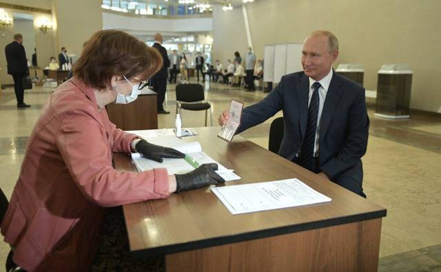 普京参加投票。图/俄罗斯总统府官网