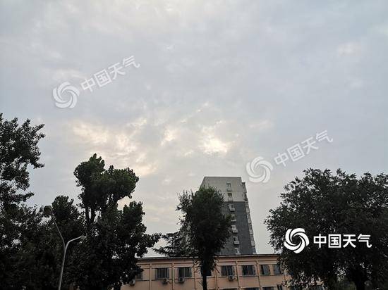 今晨，北京天空阴沉。（图/王雯雯）