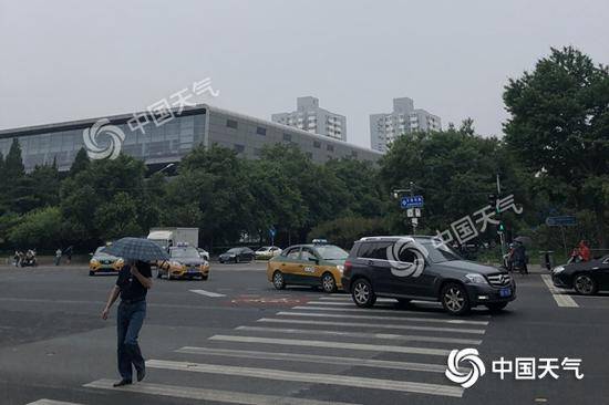 今天傍晚海淀区国家图书馆一带出现零星降雨。