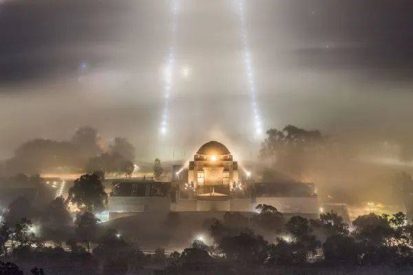 ▲5月19日，在澳大利亚首都堪培拉，澳大利亚战争纪念馆被晨雾笼罩。（新华社）