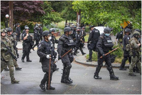 美国警察全副武装“清场”西雅图“国会山自治区” 至少逮捕31人