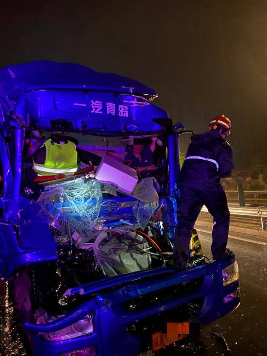 今天凌晨雨中北京八达岭高速货车追尾后车严重变形司机被困