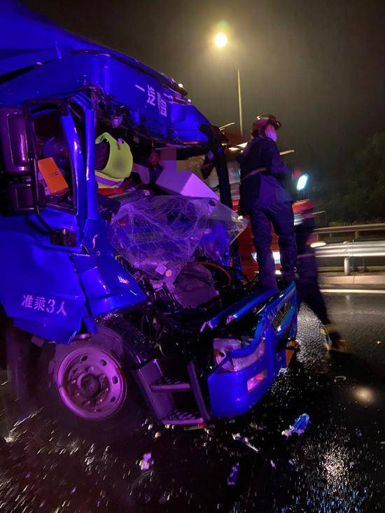 今天凌晨雨中北京八达岭高速货车追尾后车严重变形司机被困