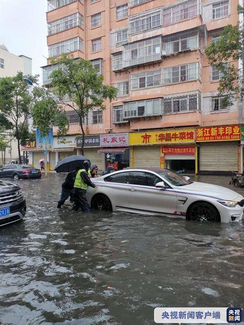 △受强降水影响，昆明出现路面积水