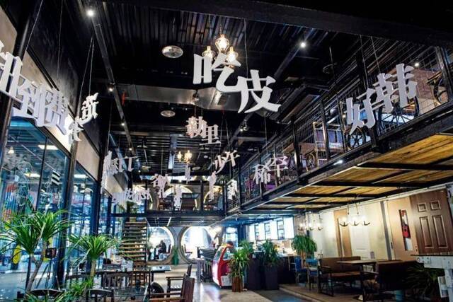 2019年3月，重庆两江新区红酒博物馆内的一家个性化咖啡屋，室内挂满“儿豁”（意为“不骗人”）“吃皮”（意为“吃得开”）等重庆方言。图/视觉中国