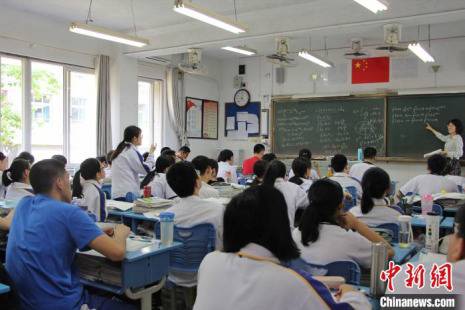山东高三学生在课堂上提问，备战高考。（图：中国新闻网）