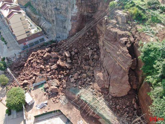 四川古蔺县城山体塌方，省道中断塌方山体现巨大裂口