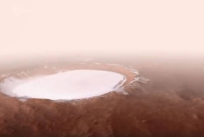 “火星快车”号空间轨道探测器飞越火星北极“雪湖”科罗廖夫火山口的视频