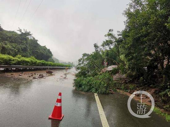 重庆江合高速发生山体滑坡和山洪倒灌 双向交通管制