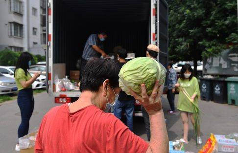 大兴封闭小区居民周末怎么过？测核酸、看病开药买蔬菜