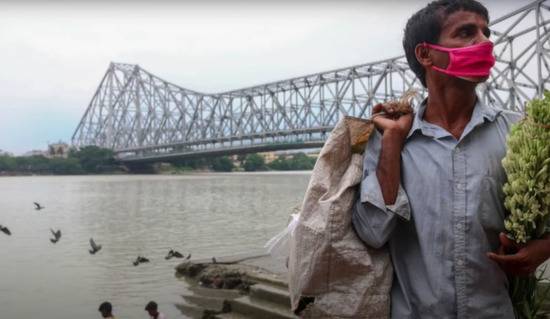 当地一位戴口罩的小商贩。图/Indian Express Online视频截图