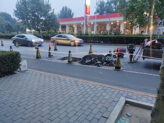 突发！北京姚家园路路面发生坍塌